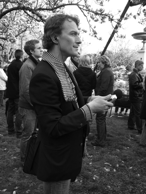 Musikarkivarie Patrik Sandgren dokumenterar Studentsångarna på Universitetsplatsen i Lund första maj 2008. Foto: Annica Zetterlind. SMS B616.