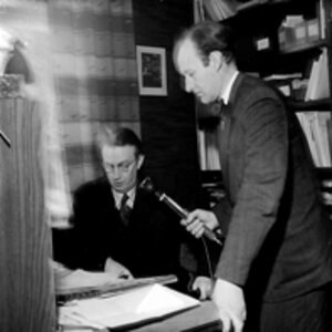 Redaktör Lennart Kjellgren på Radiotjänst intervjuar professor Sigvard Svensson (1901-1984), Folklivsarkivet. Foto: Bengt Arne Persson 1953.