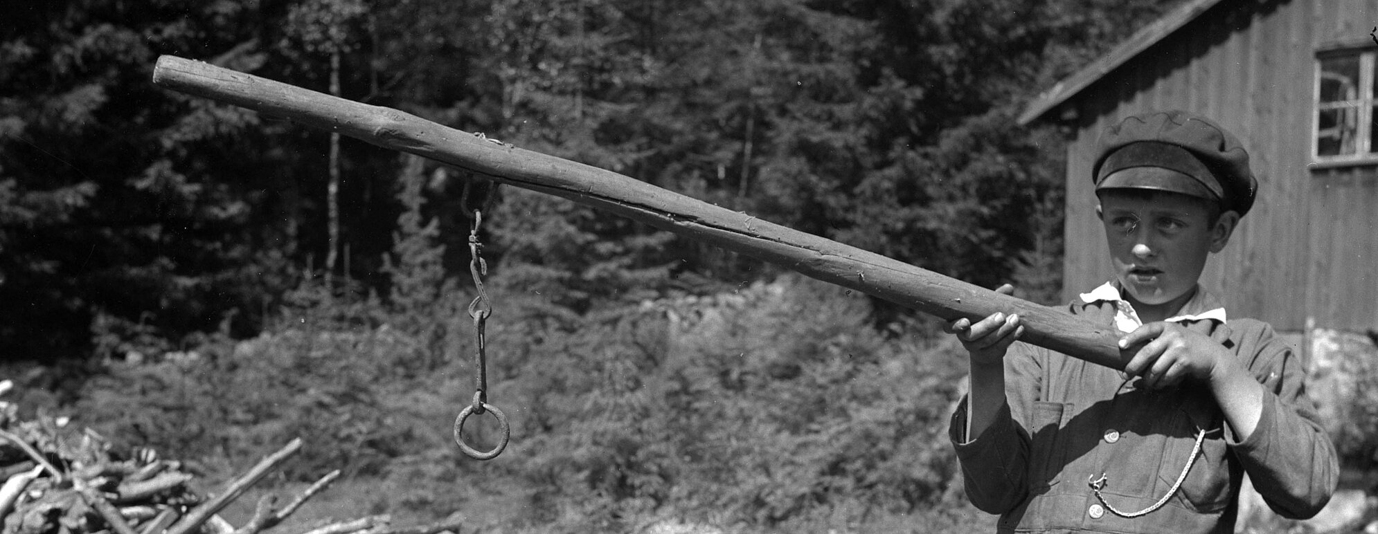 En pojke håller en fårafjäl.