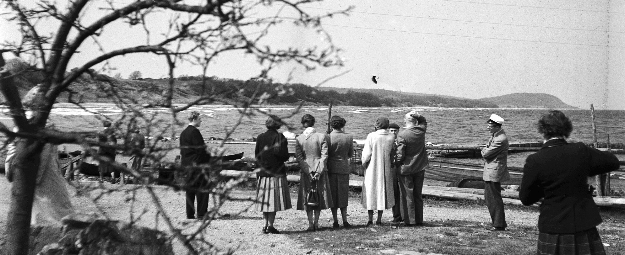 En grupp människor på en strand.